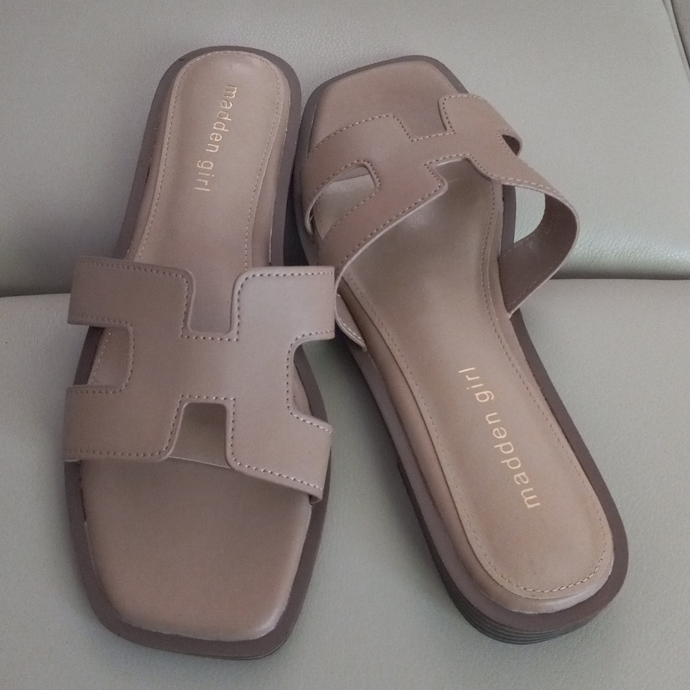 Madden Girl Hailey Tan Slide Sandals Cutout H Strap Design Size 7.5 NWOT